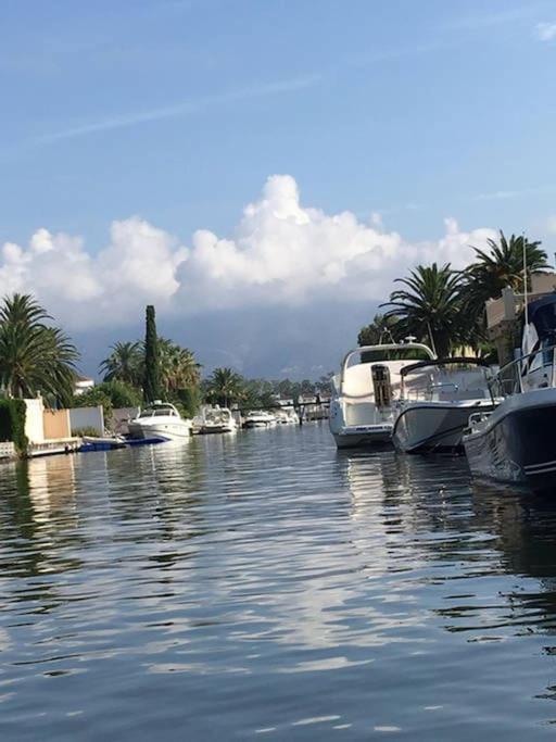 شقة Empuriabrava, T2 Avec Piscine, Terrasse, Barbecue المظهر الخارجي الصورة